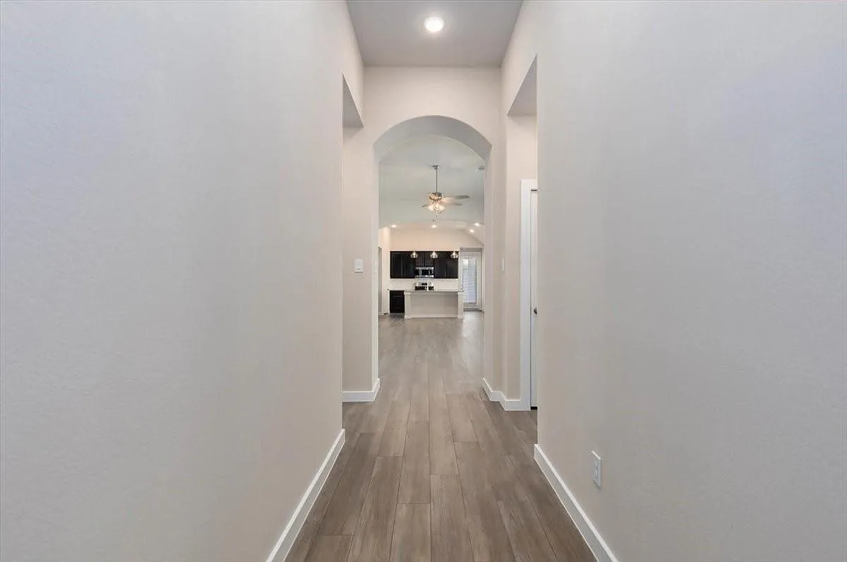 3 bed, 2.5 bath, 1936 sqft, $2,300 — Photo 4