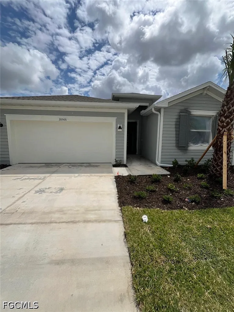 4 bed, 3.0 bath, 2200 sqft, $2,475 — Photo 1
