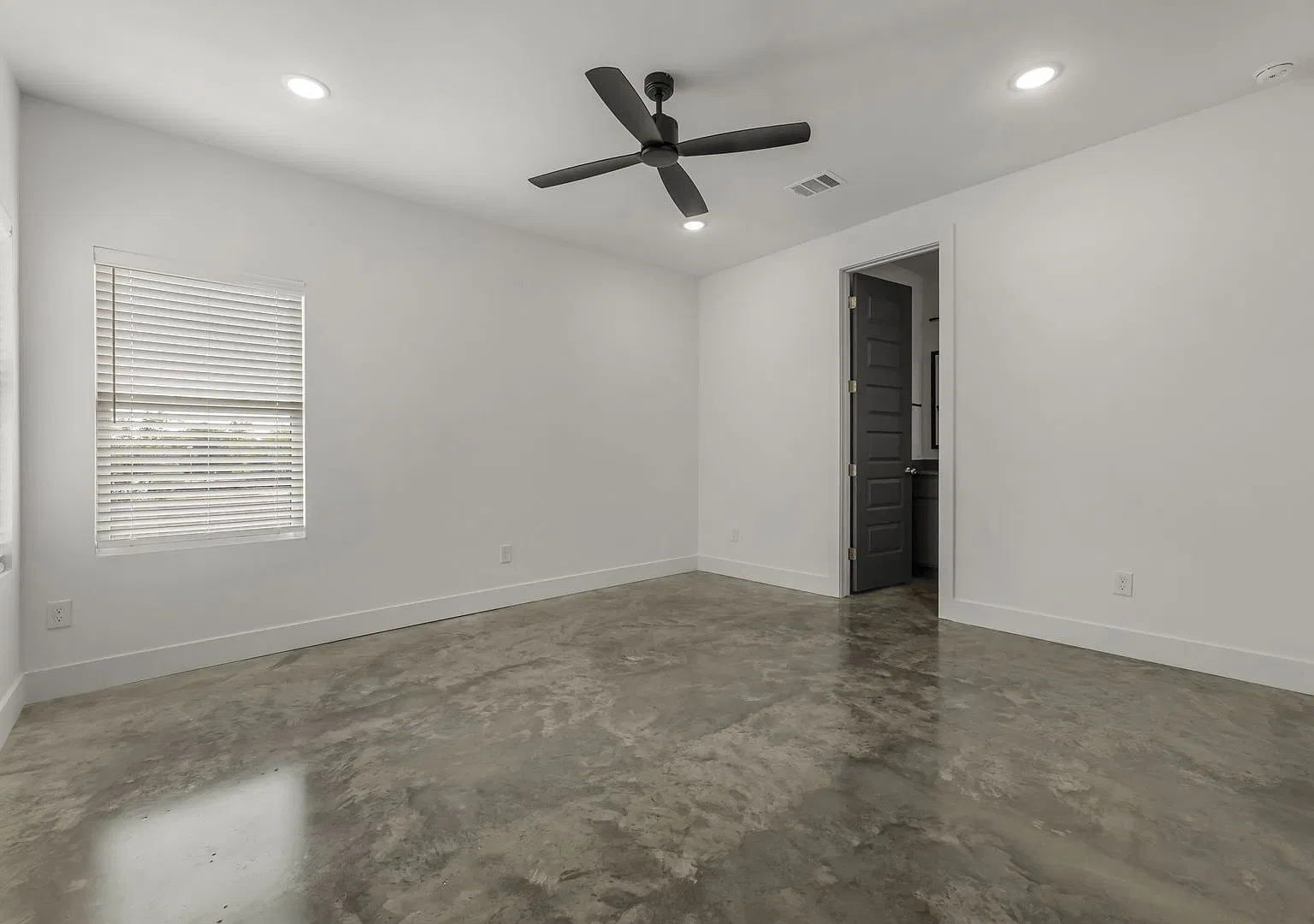 Pre-Leasing Fall 2027 Wolf Den 3BR Near South College Station — Photo 3