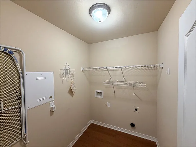 9646 Estate Dr — Photo 10