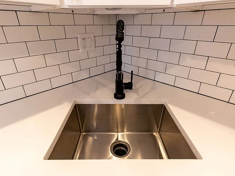 Pf-Arg, 2850 W Barry Series — Photo 4