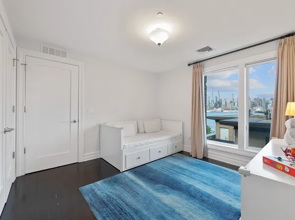 38 Oxford Landing image 18 of 22