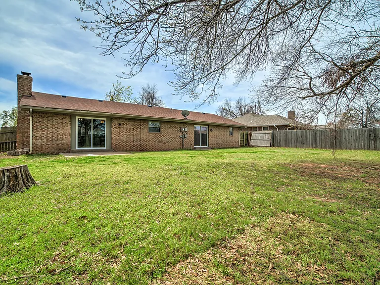 605 Saint James Pl — Photo 40