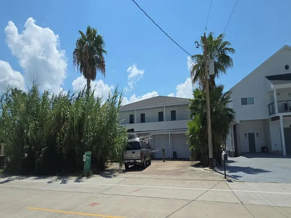 1435 Tiki Dr, Tiki Island, TX 77554