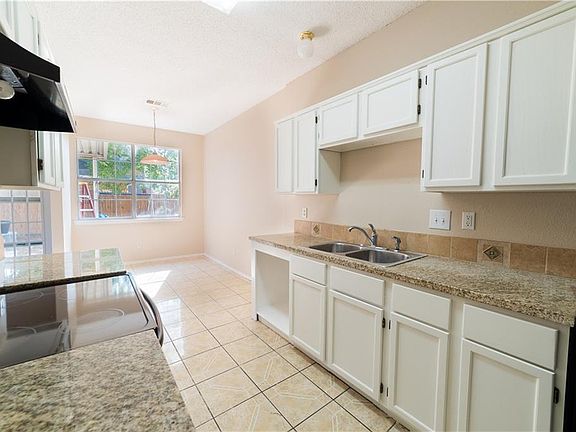 2nd image of 1162 Lombard Ln