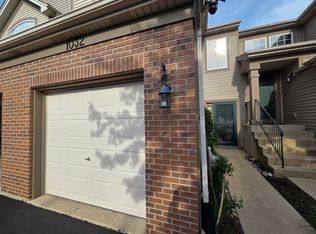 1032 Woodview Ct, Aurora, IL 60502