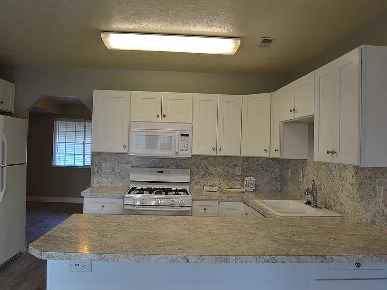 1527 Talon Dr — Photo 3