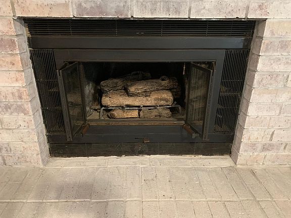 Gas log fireplace