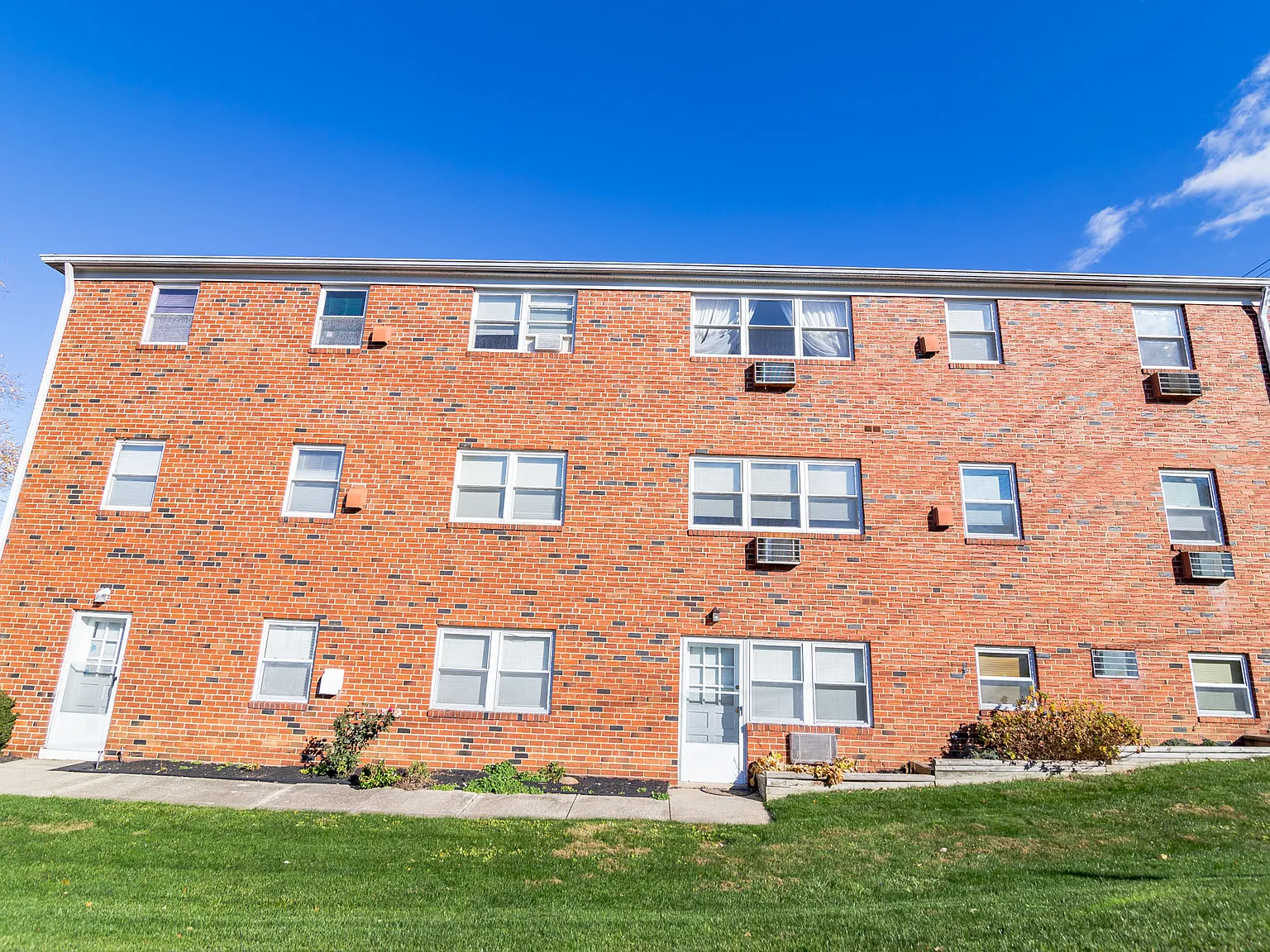 Janwood Apartments — Photo 2