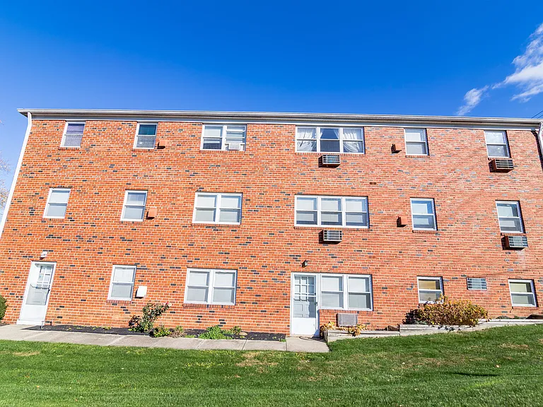 Janwood Apartments — Photo 3