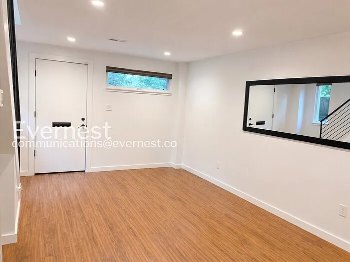 209 Robinson Square Aly — Photo 9