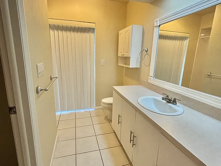 1715 SE 6th Ln — Photo 31