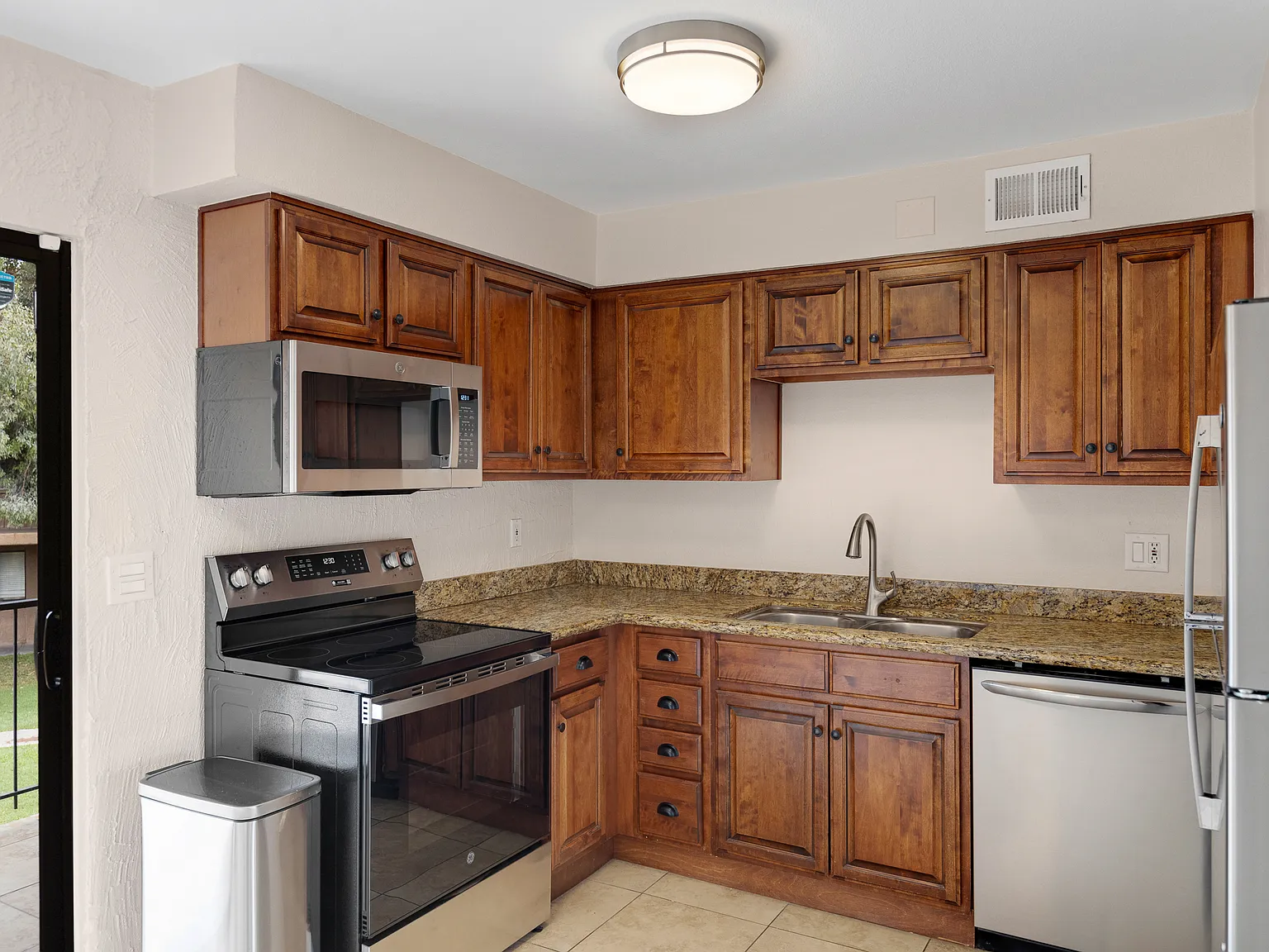 3 bed, 1045 sqft, $1,750 — Photo 3