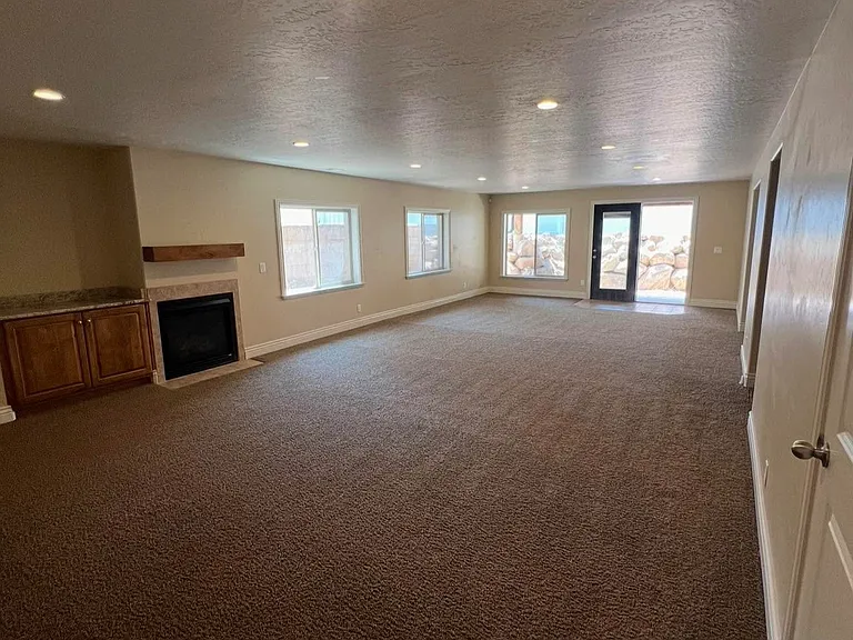 2049 W Sunflower Ln — Photo 31