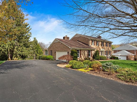 2nd image of 221 Divot Dr