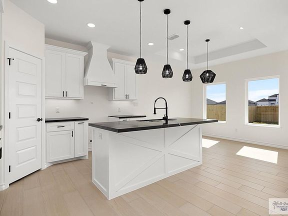 5th image of 401 Brooks Cir N