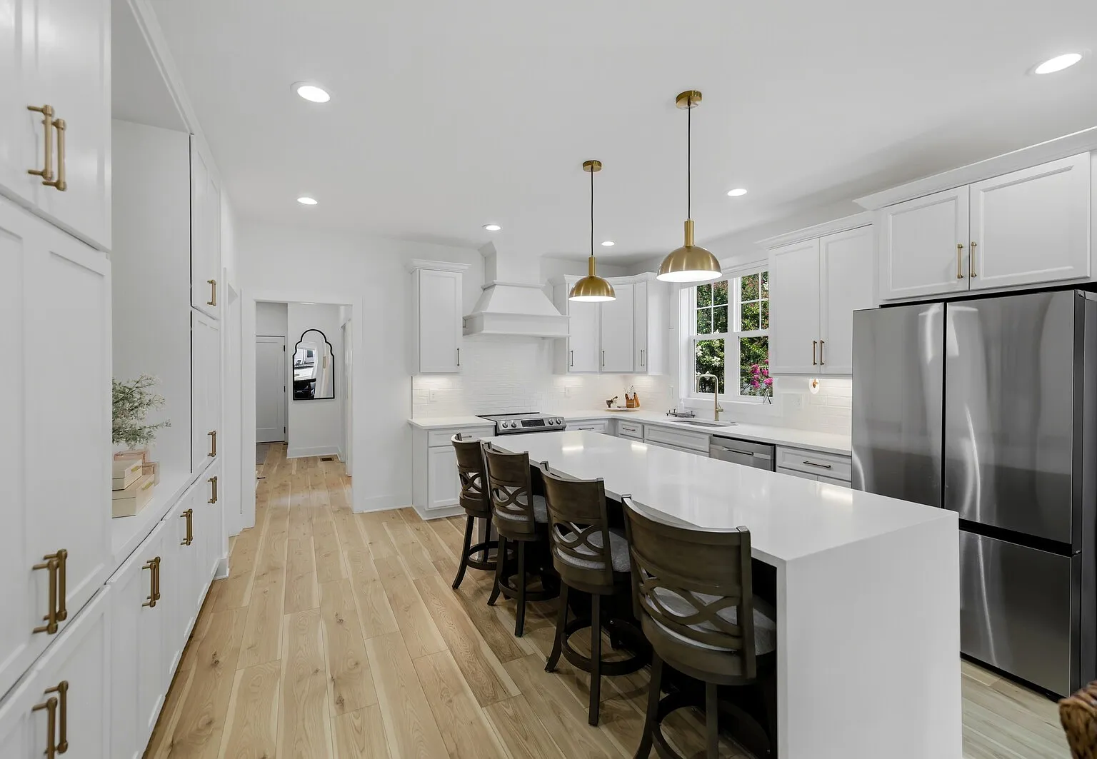 4 bed, 3.5 bath, 2350 sqft, $5,250 — Photo 1