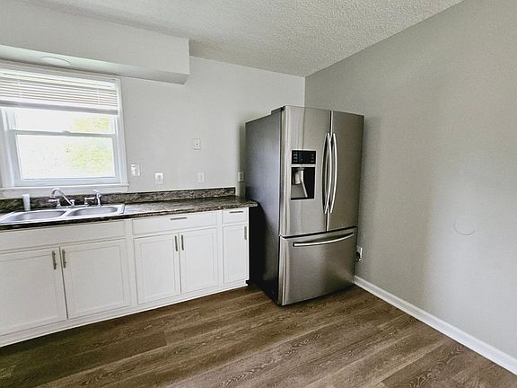 3rd image of 810 E Bragg St APT B