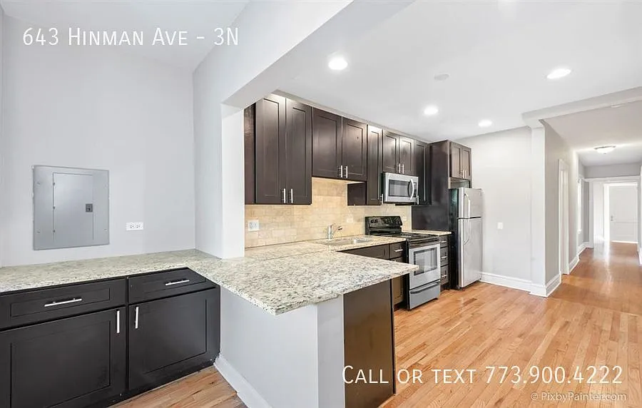 Spacious Top-Floor 4-Bedroom in Prime Evanston Location Heat & Parking Included! — Photo 3