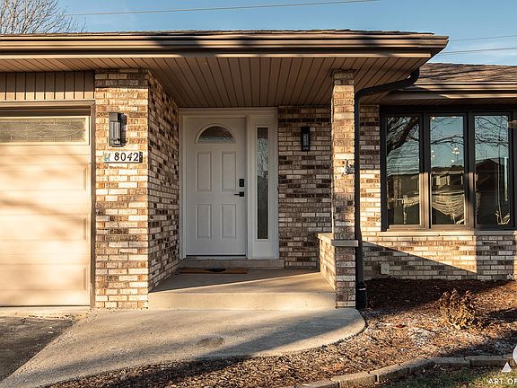 4th image of 8042 Meadowbrook Ln