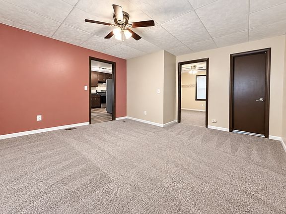 3rd image of 989 Main St #1