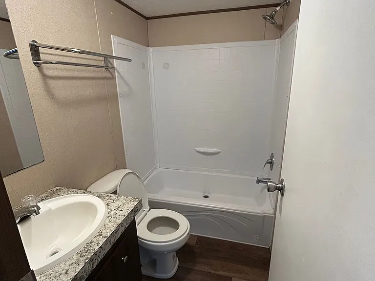 1048 Victoria St — Photo 9