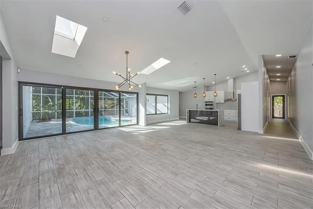 3 bed, 2.0 bath, 2652 sqft, $5,000 — Photo 3