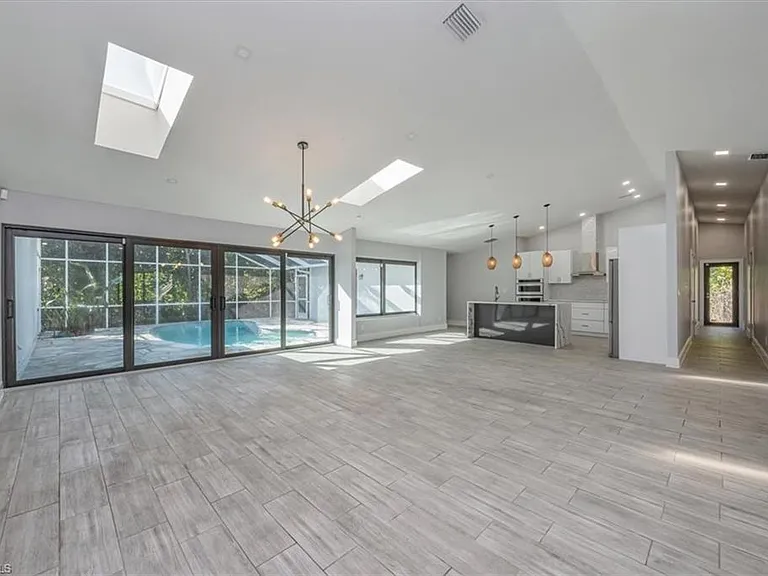 6161 Waxmyrtle Way — Photo 3