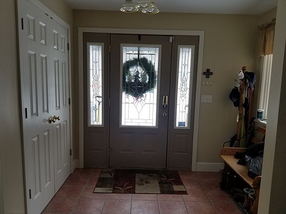 Foyer/family room (driveway)