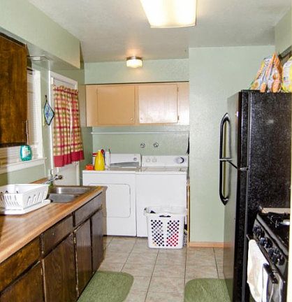 3rd image of 202 E Navajo St