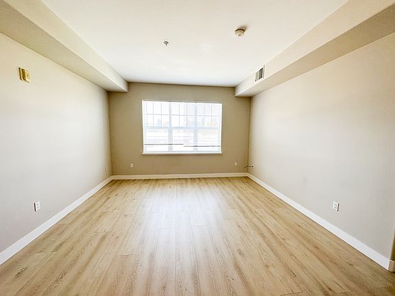 3rd image of 453 E Okeefe St APT 204