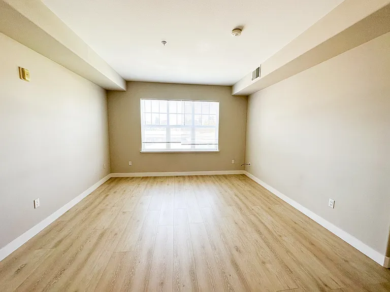 453 E Okeefe St #204 — Photo 3