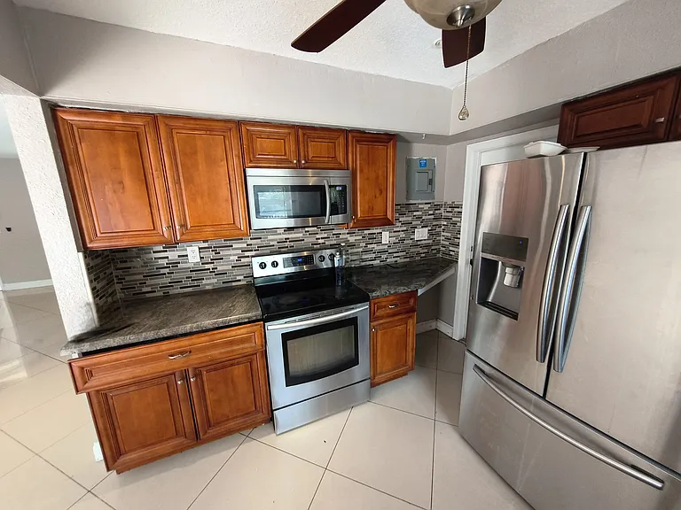 650 Campus Cir — Photo 25