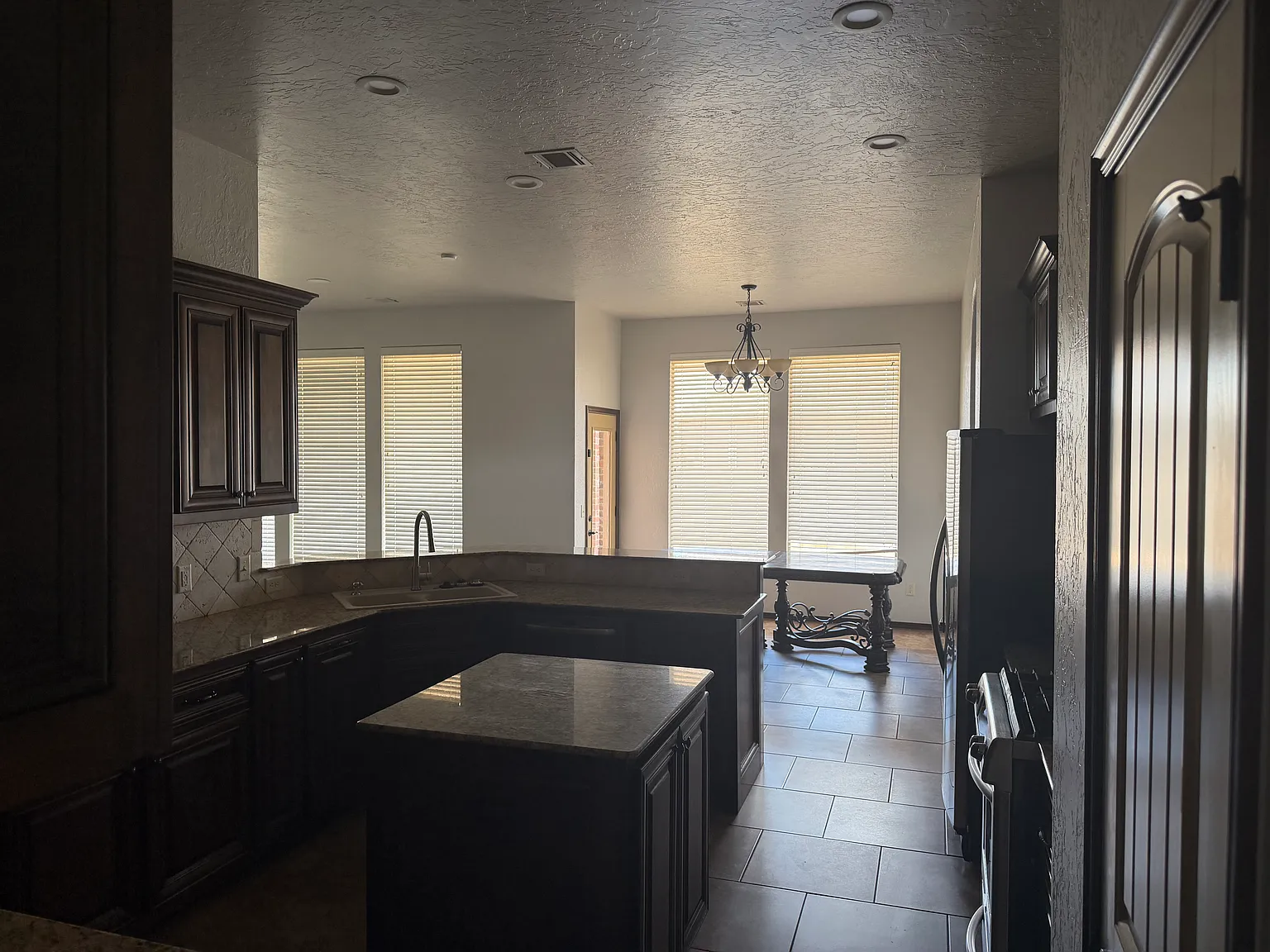 3 bed, 2.5 bath, 2130 sqft, $2,600 — Photo 4