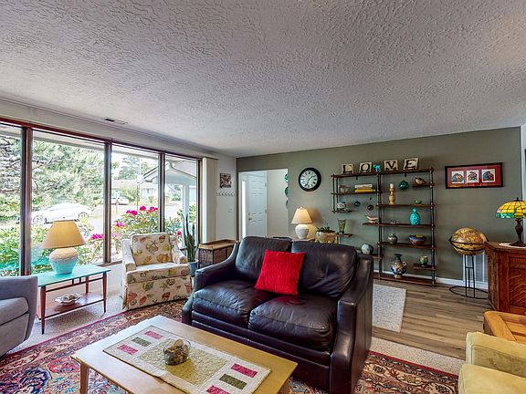 4th image of 210 Coronado Dr