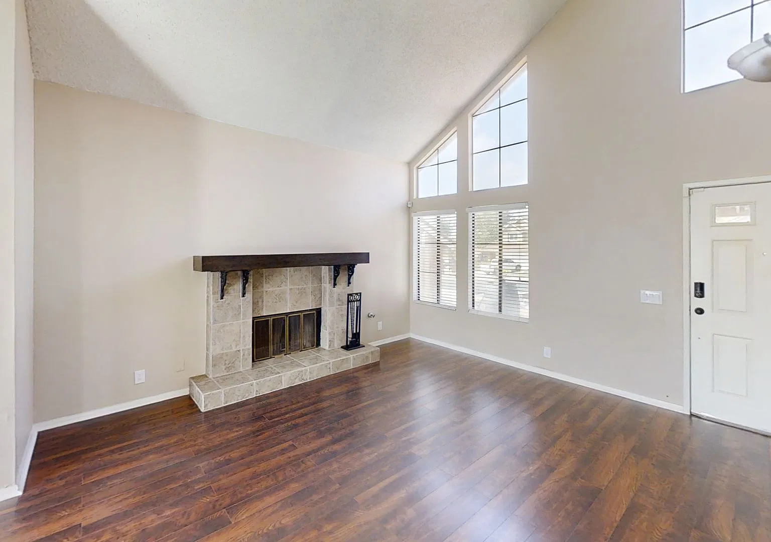 Beautiful 4 Bedroom Pool Home — Photo 3