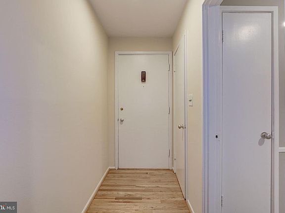 5th image of 10113 Parkwood Ter