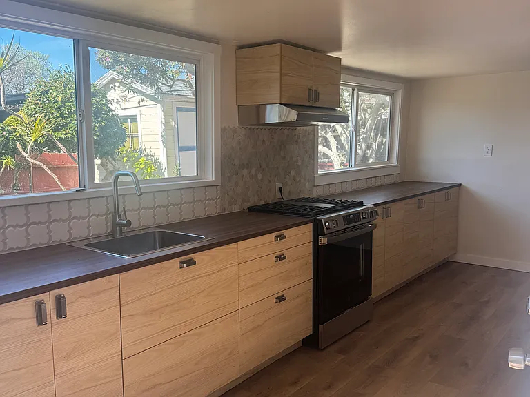 2355 Humphrey Ave — Photo 3