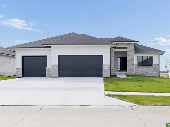 11714 S 124th Ave, Papillion, NE 68046