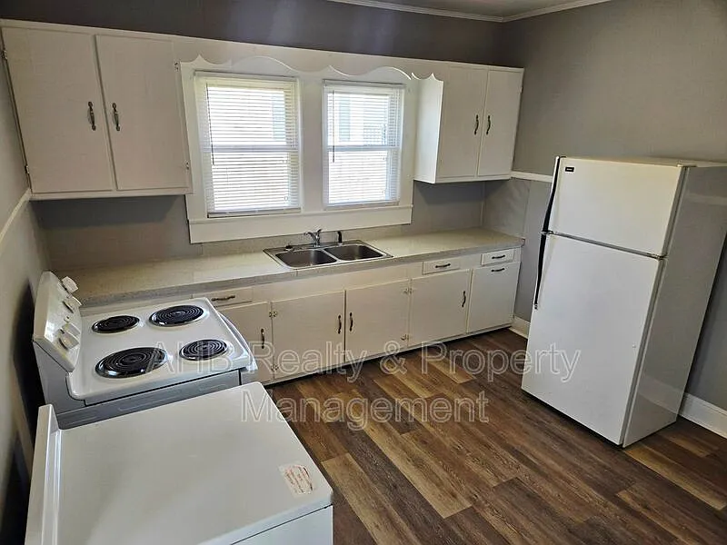 3 bed, 1.0 bath, 975 sqft, $1,195 — Photo 4