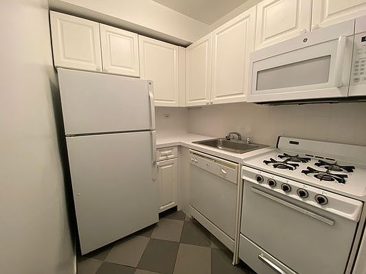 5th image of 340 E 51st St APT 10b