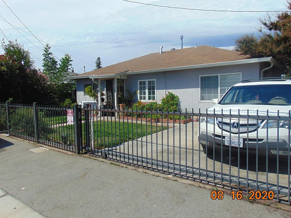 2nd image of 2121 Oakwood Dr
