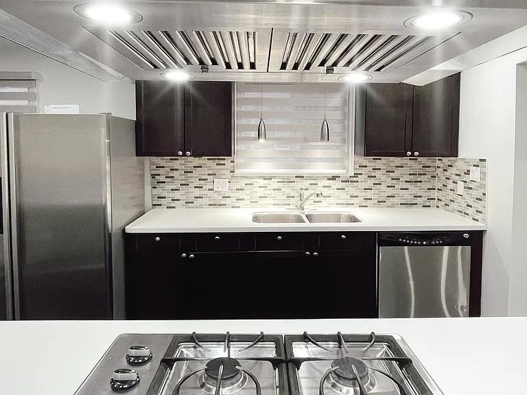 551 Hayward Cres #UPPER — Photo 11