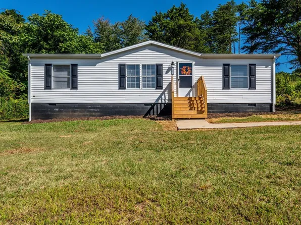 221 Cedar Ct, Gretna, VA 24557