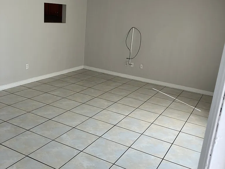 910 W Millard Ct — Photo 2