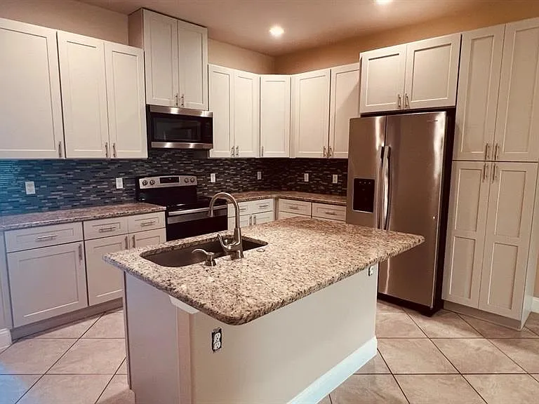 57 Columbia Ln #B — Photo 3