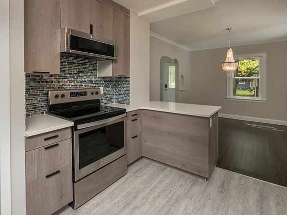 3rd image of 8 18th Ave SW