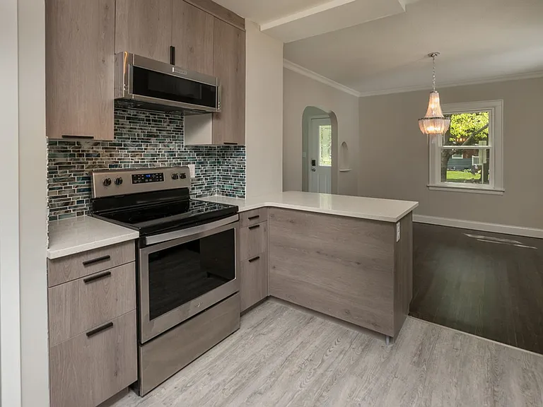 8 18th Ave SW — Photo 3