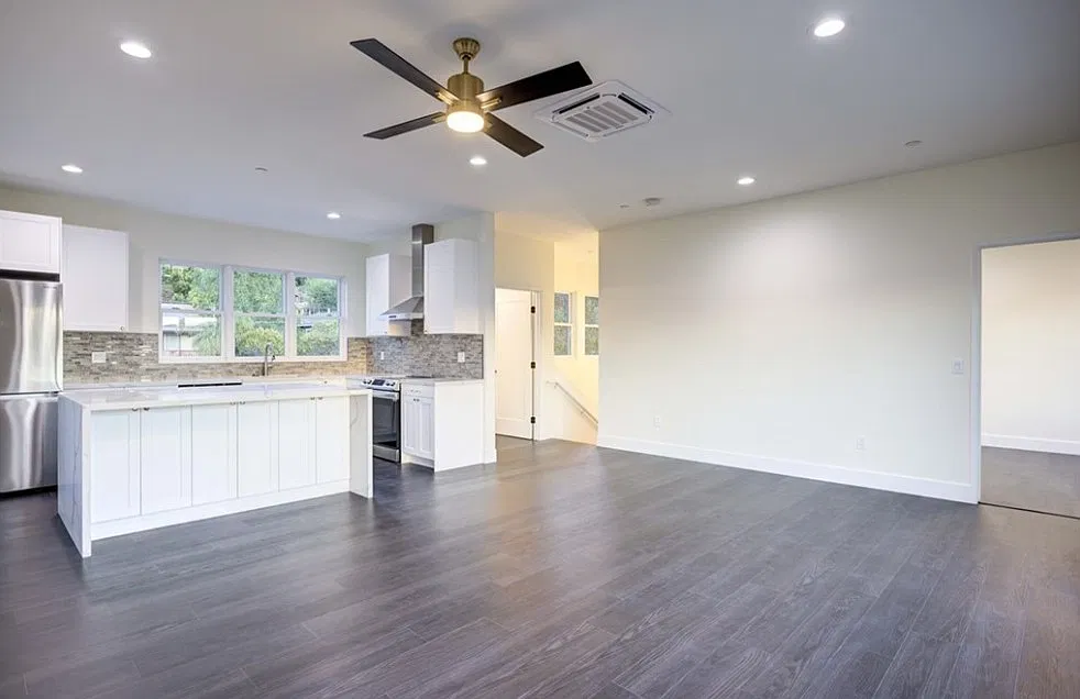2 bed, 2.5 bath, 1160 sqft, $4,200 — Photo 2