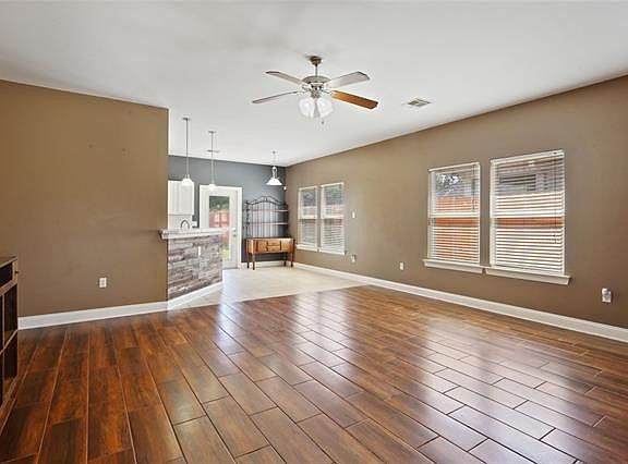 3rd image of 4428 Park Shore Dr